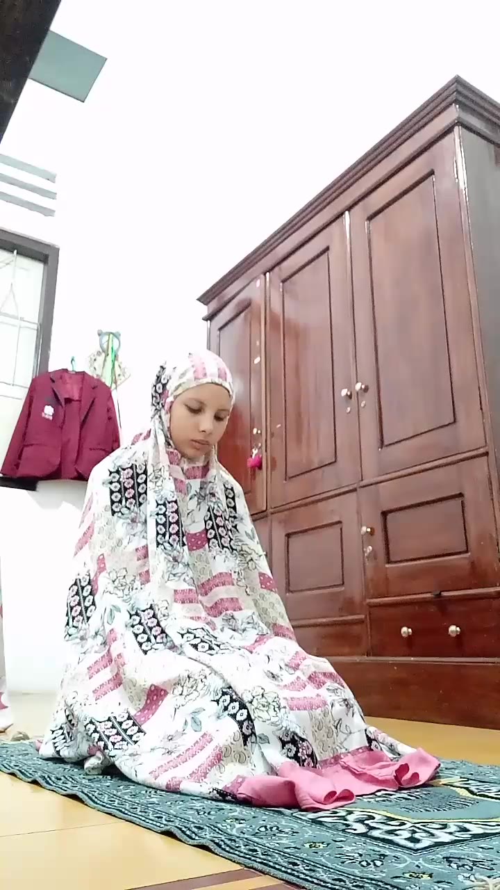 Background nonton video viral Bocil Smp Hyper Mukenah Pink Viral Terbaru Dood