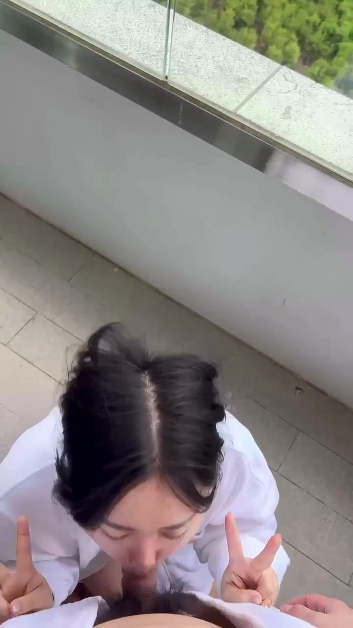 Background nonton video viral Bocil Mulus Ngulum Di Balkon Atas
