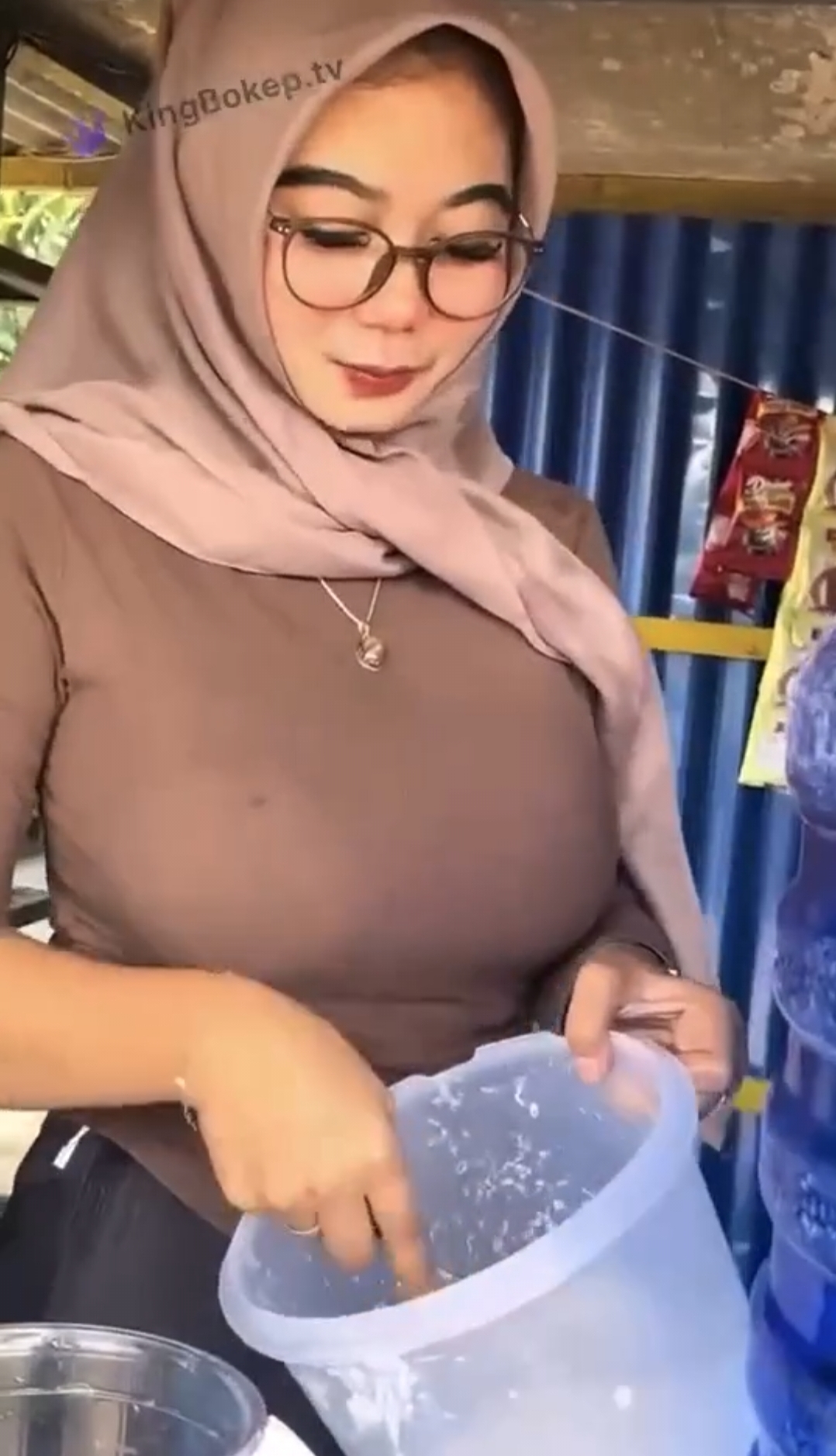 Background nonton video viral ABG VIRAL TERBARU Nay VIRAL Omek Sampai Mancur Special Dood